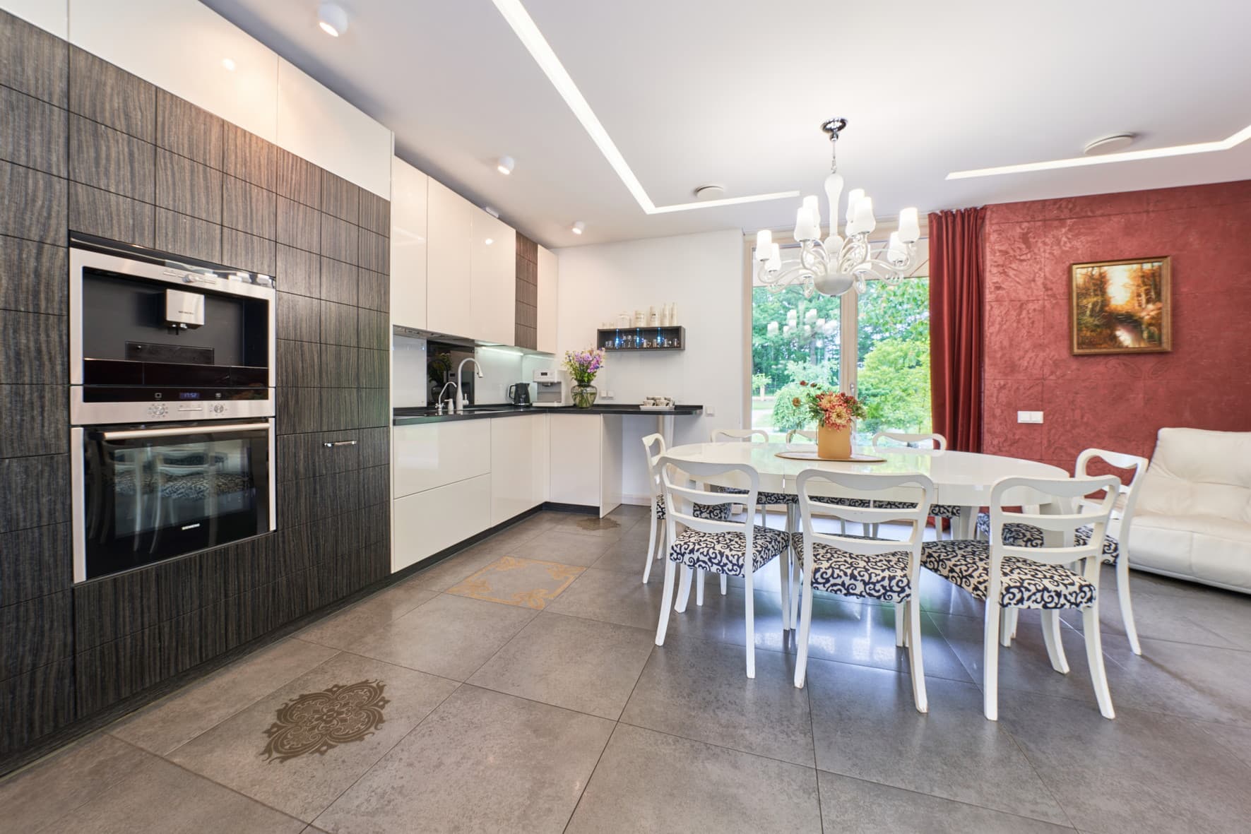 Luxury vila iš išorės, dieną